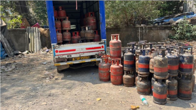 Gas Cylinder Seizure: ਮੁੰਬਈ ’ਚ ਗੈਸ ਸਿਲੰਡਰਾਂ ਦੀ ਕਾਲਾਬਾਜ਼ਾਰੀ, ਰਾਸ਼ਨ ਵੰਡ ਵਿਭਾਗ ਨੇ ਸਟਾਕ ਕੀਤਾ ਜ਼ਬਤ