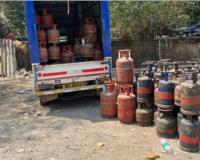 Gas Cylinder Seizure: ਮੁੰਬਈ ’ਚ ਗੈਸ ਸਿਲੰਡਰਾਂ ਦੀ ਕਾਲਾਬਾਜ਼ਾਰੀ, ਰਾਸ਼ਨ ਵੰਡ ਵਿਭਾਗ ਨੇ ਸਟਾਕ ਕੀਤਾ ਜ਼ਬਤ
