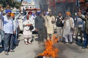 ਰਸੋਈ ਗੈਸ ਸਿਲੰਡਰ ਦੀਆਂ ਕੀਮਤਾਂ ਦੇ ਵਾਧੇ ਦੇ ਵਿਰੋਧ ’ਚ ਪ੍ਰਧਾਨ ਮੰਤਰੀ ਦੇ ਪੁਤਲੇ ਸਾੜੇ 